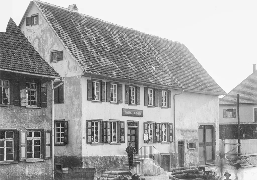 Ein schwarz-weiß Bild des historischen Kaufhauses Pfeiffer von außen.