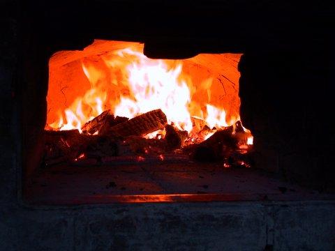 Foto eines Ofens, in dem es im Inneren brennt.