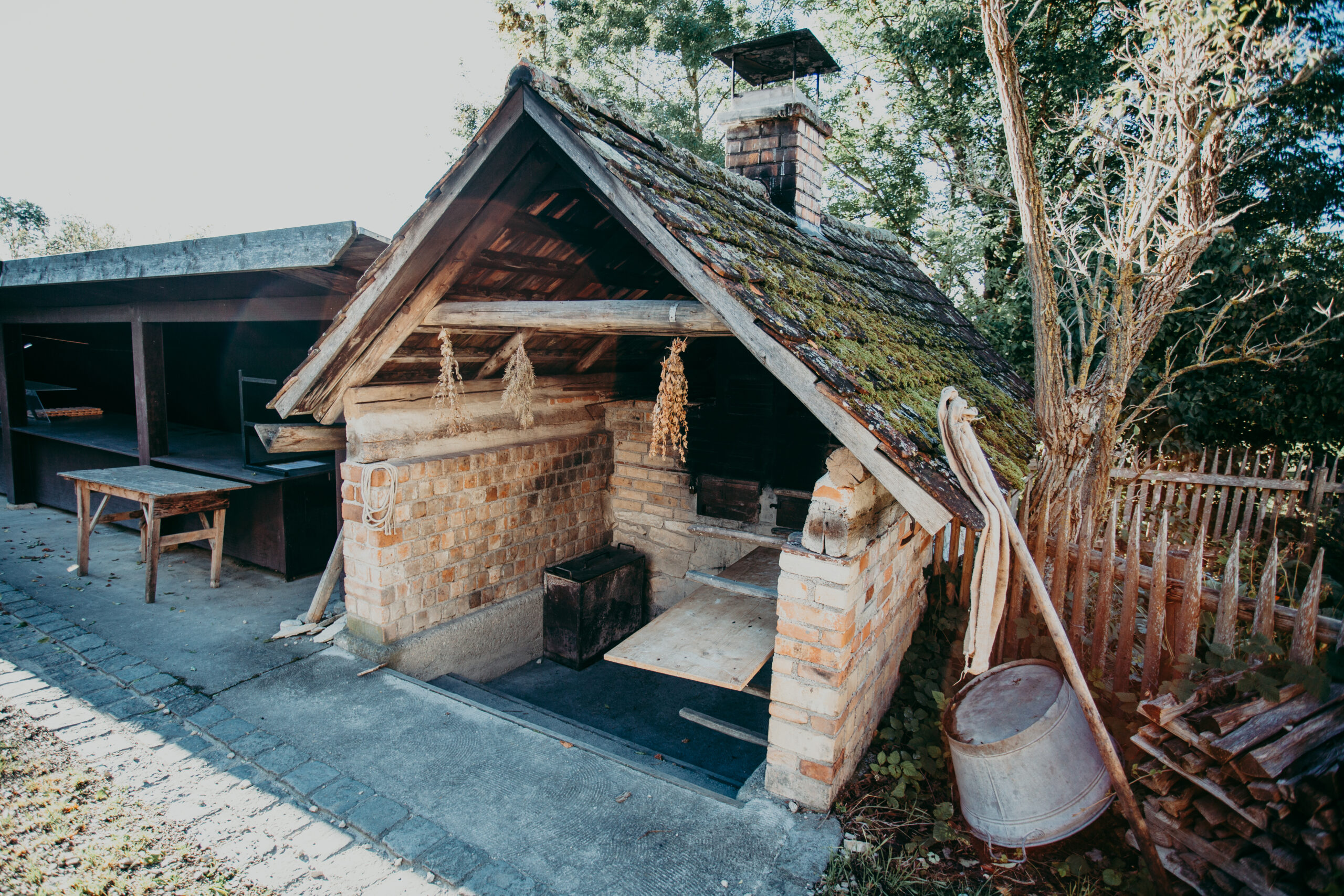 Foto: Backhaus mit Wänden und einem Schornstein aus Backsteinen.