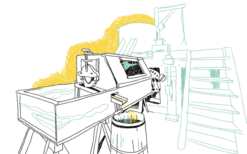 Illustration einer Mühle, die die Form eines Sarges mit nur halben Deckel hat. In der Mitte ist eine Rampe, die mit dem inneren des halbüberdachten Kasten, der Mühle, verbunden ist, von der gemahlenes Getreide in ein Fass fällt.