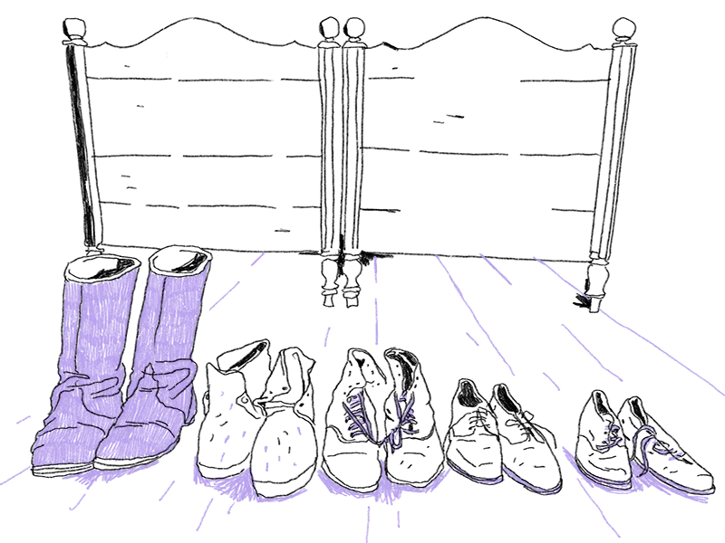 Illustration von fünf verschienen Paar Schuhen vor zwei Bettem